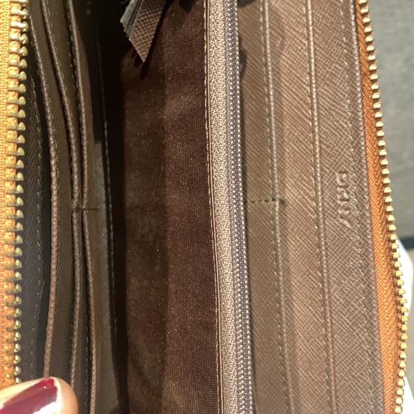 Authentic DKNY leather wallet - Picture 7 of 8